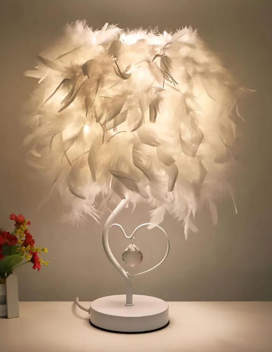 Lampara mesa led de plumas con corazón y estructura blanca 3