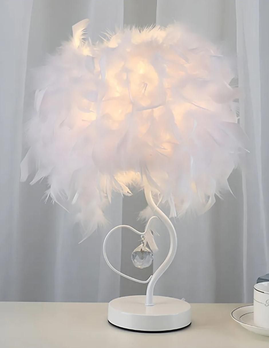Lampara mesa led de plumas con corazón y estructura blanca 4