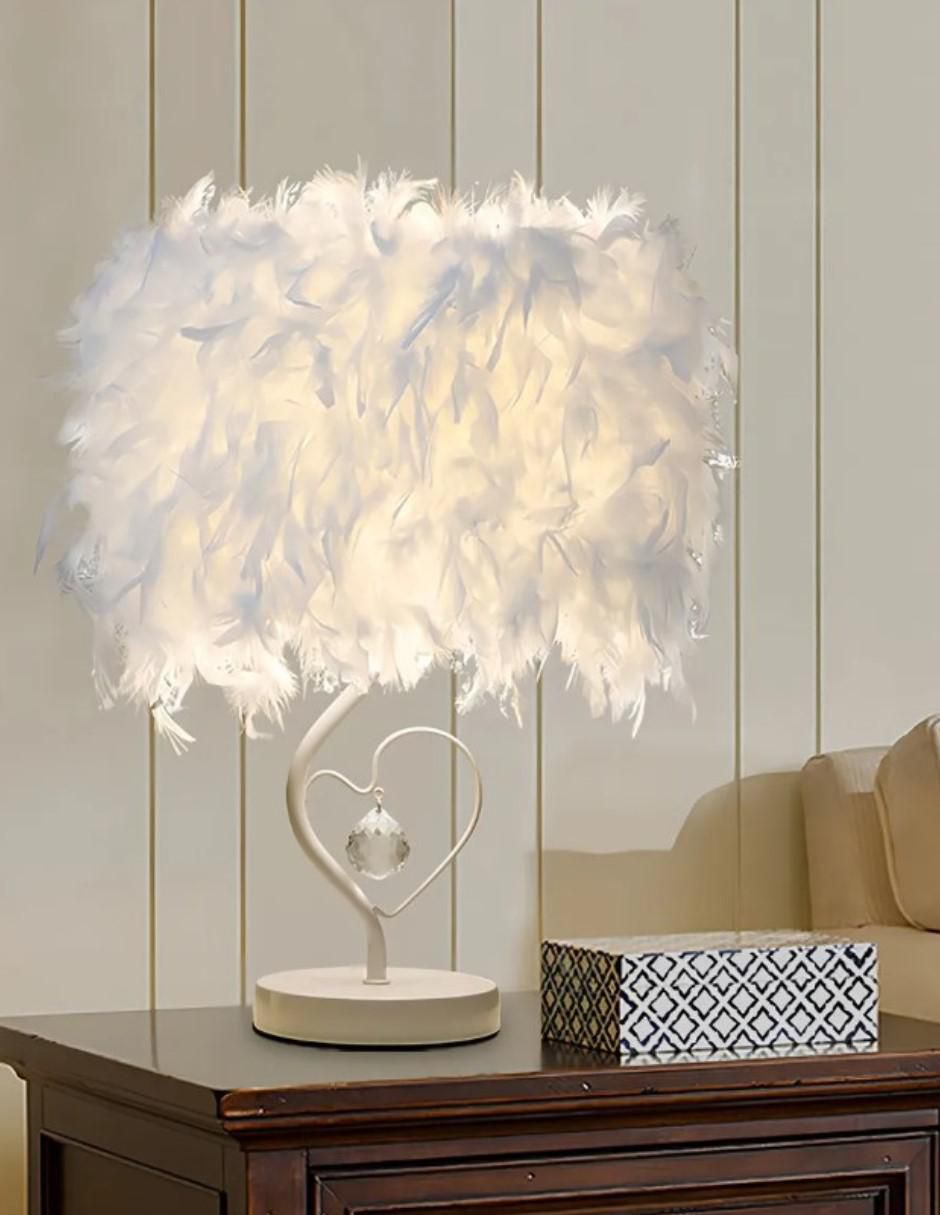 Lampara mesa led de plumas con corazón y estructura blanca 5