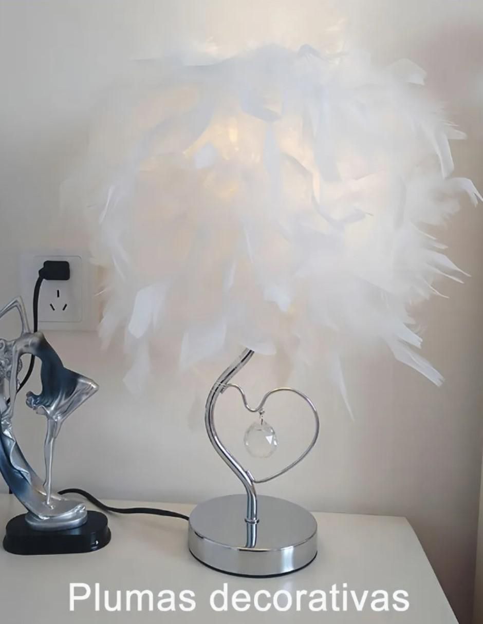Lampara mesa led con plumas y base cromada con corazón 3
