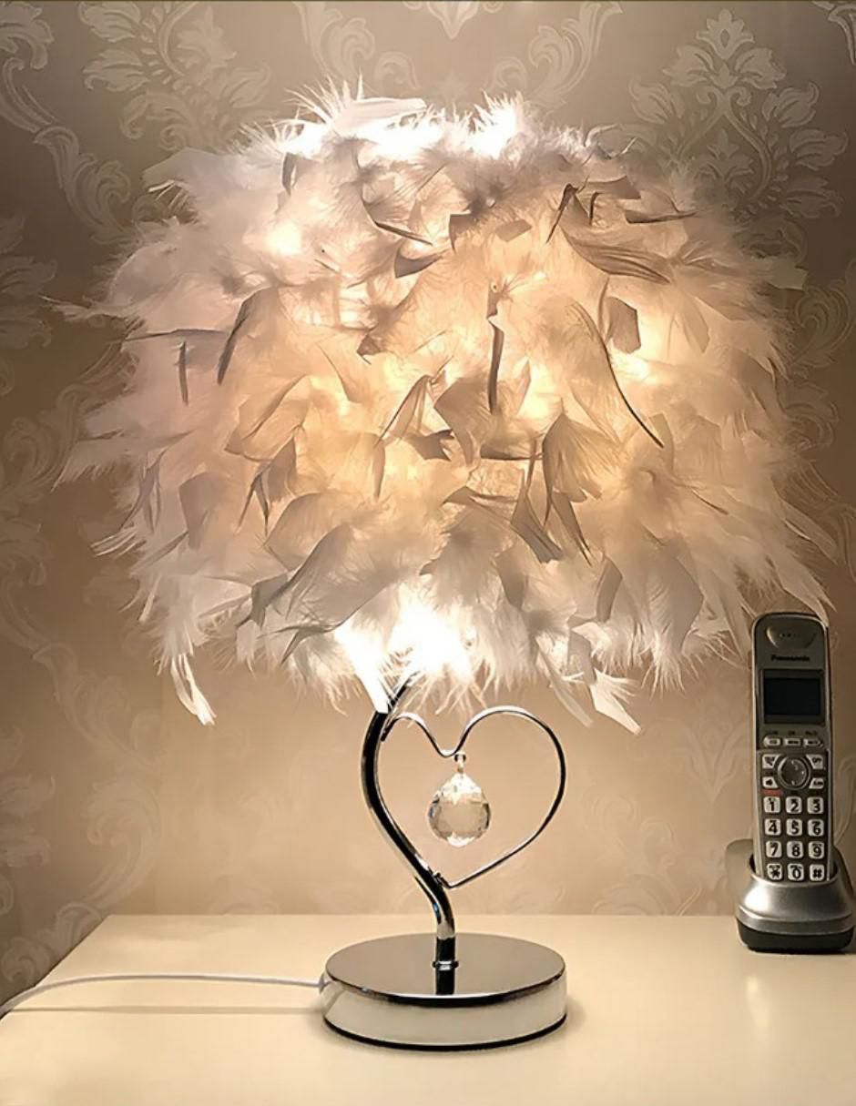 Lampara mesa led con plumas y base cromada con corazón 6